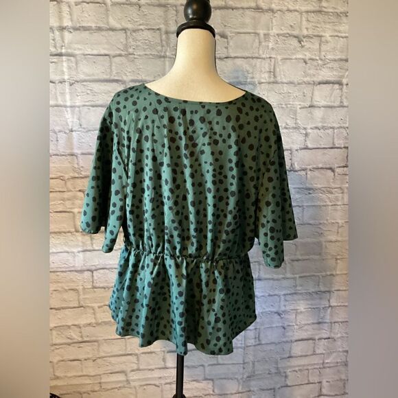 Shein - Women’s Green & Black Print Wrap Top - NWOT - Picture 4 of 6